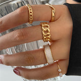 Anéis geométricos cor de ouro